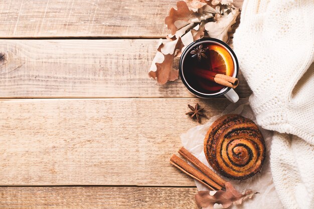 Photo traditional mulled wine in mug with pastry and spice on wooden