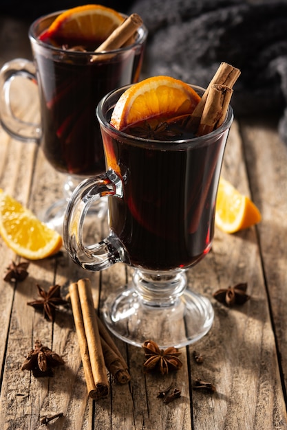 나무 테이블에 향신료와 함께 전통적인 mulled 와인