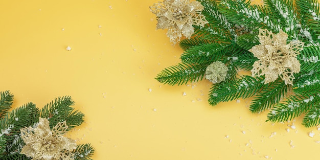 伝統的な新年の構成 祭りの装飾 雪のクリスマスツリーの枝ボール 金色の花 アブリカットの背景色 フラットレイのバナーフォーマット