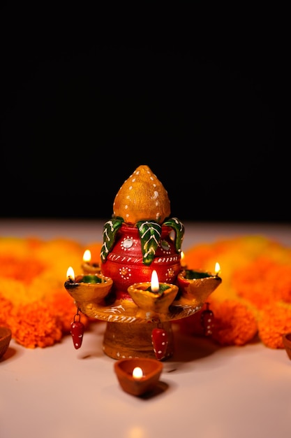 Фото Традиционные масляные лампы с цветочным декором для индийского фестиваля дивали.
