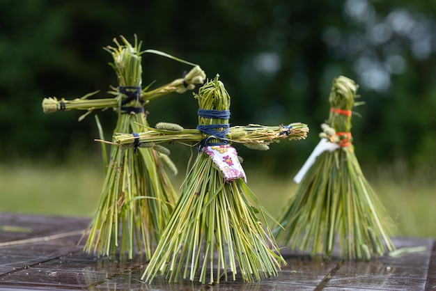 Foto vecchia bambola da ballo slava tradizionale fatta di bambole fatte a mano di artigianato popolare di erbe