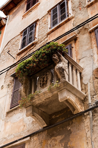 Photo traditional old town architecture of rovinj, croatia. istria touristic attraction