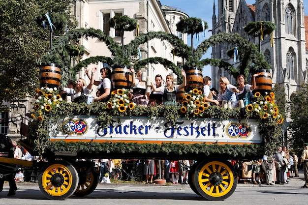 Photo traditional opening parade oktoberfest munich beer festival bavaria germany