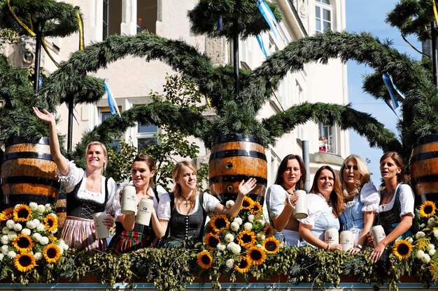 Традиционный парад открытия Октоберфест Мюнхенский пивной фестиваль Бавария Германия