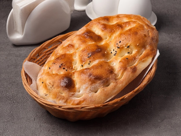 レストランのバスケットに伝統的な東洋のパン