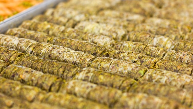 Foto dolce orientale tradizionale - baklava con pistacchi e noci.