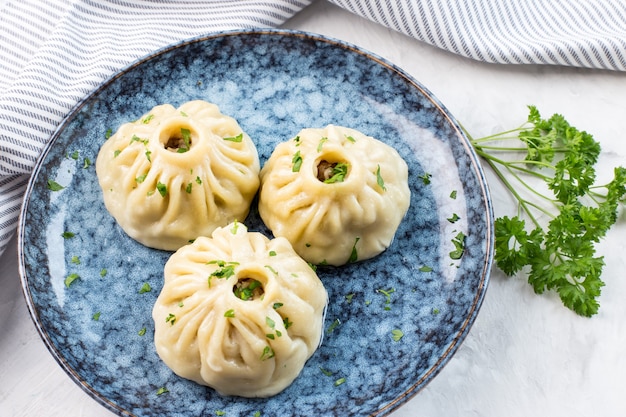 Manti di cibo orientale tradizionale con carne su un piatto