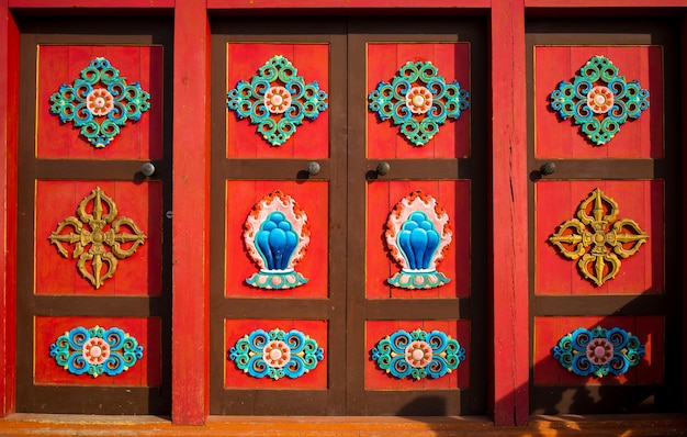 Photo traditional ornament.  windows with wooden carvings on the windows in a wooden house