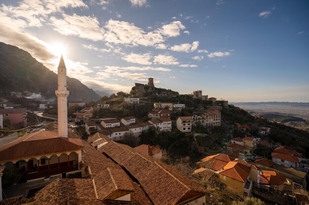 알바니아의 국가 영웅 skanderbeg 벼룩 시장의 kruja 출생 마을의 전통적인 오스만 시장