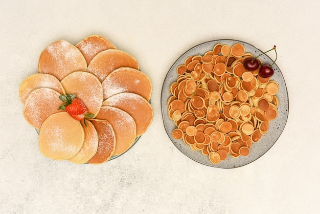 伝統的なパンケーキと明るい背景に灰色の皿の穀物のパンケーキ。果実と平面図パンケーキ。
