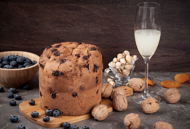 사진 전통적인 panettone 크리스마스 케이크.