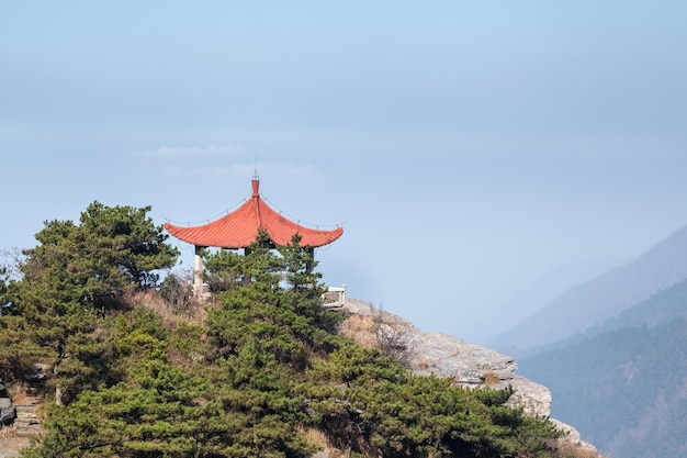 雲と霧の中国を監視する廬山の場所にある伝統的なパビリオン