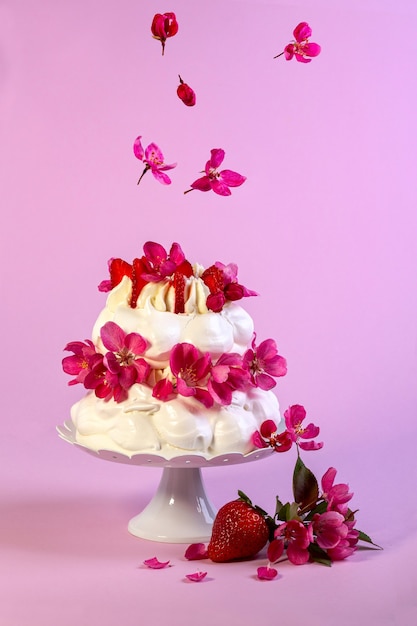 Foto dolce tradizionale pavlova con fette di fragola concetto di dolci festivi senza glutine