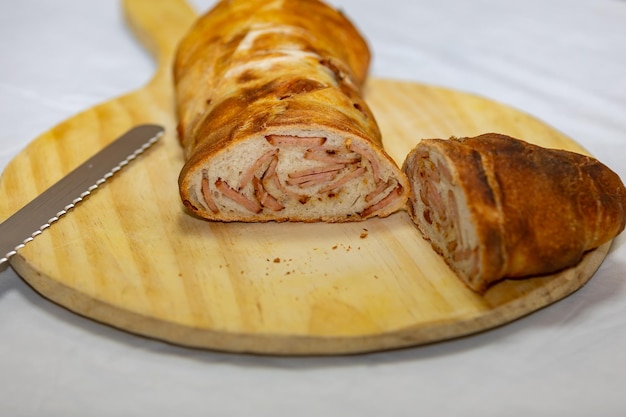 Foto pane tradizionale con salsiccia ai peperoni con pasta fatta a mano pane rustico vero alimento