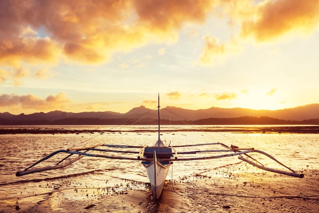 Photo traditional philippino boat in the sea, palawan island, philippines