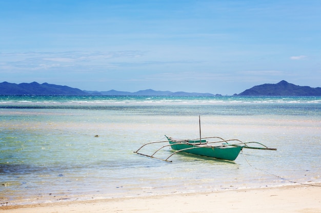 바다, 팔라완 섬, 필리핀에서 전통적인 필리핀 보트
