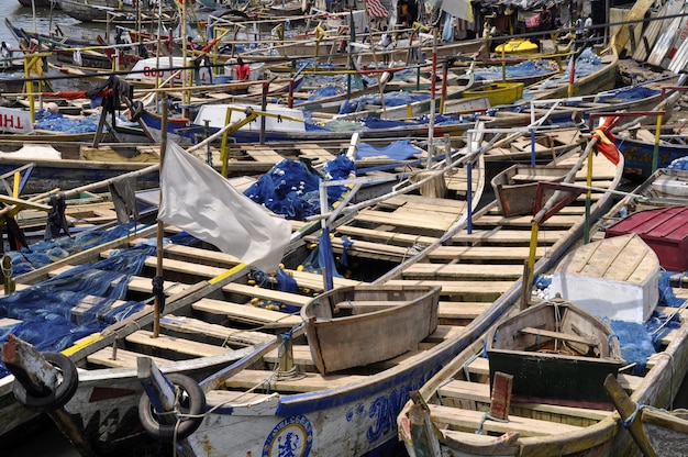 Foto barche da pesca a piroghe tradizionali