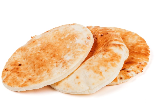 Photo traditional pita on white