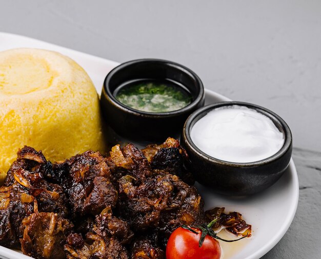 Традиционное блюдо с мясом и соусами