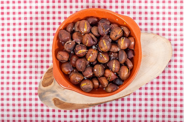 Piatto tradizionale portoghese di castagne arrostite