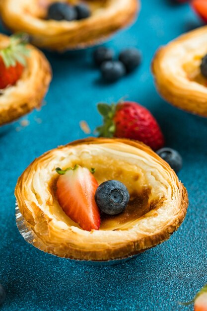 사진 전통적인 포르투갈 달걀 타르트 디저트 pasteis pastel de nata 또는 pasteis de belemv