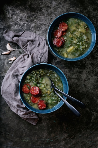 Zuppa portoghese tradizionale in vaso