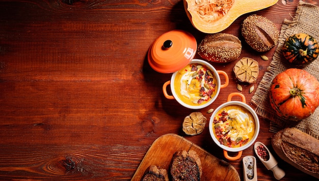 Традиционный тыквенный крем-суп в деревенском стиле. концепция здорового питания.