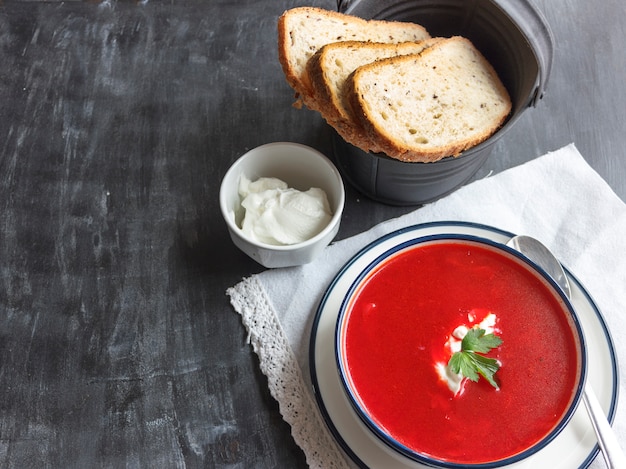 전통적인 붉은 사탕 무우 수프-borsch. 채식 다이어트 음식