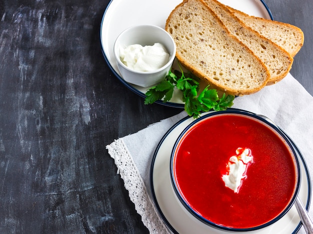전통적인 붉은 사탕 무우 수프-borsch. 채식 다이어트 음식