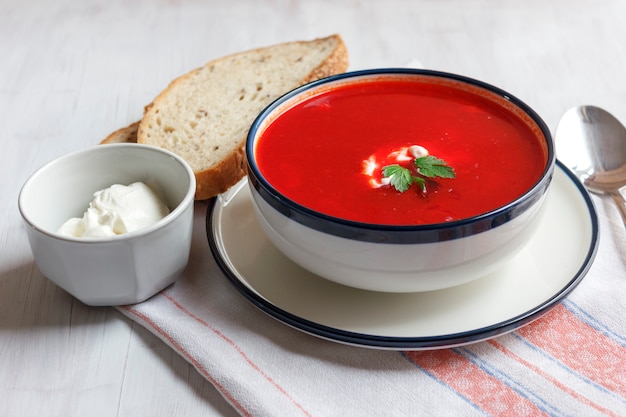 伝統的な赤ビートスープ - ボルシチ。ベジタリアンダイエット食品