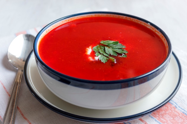 전통적인 붉은 사탕 무우 수프-borsch. 채식 다이어트 음식