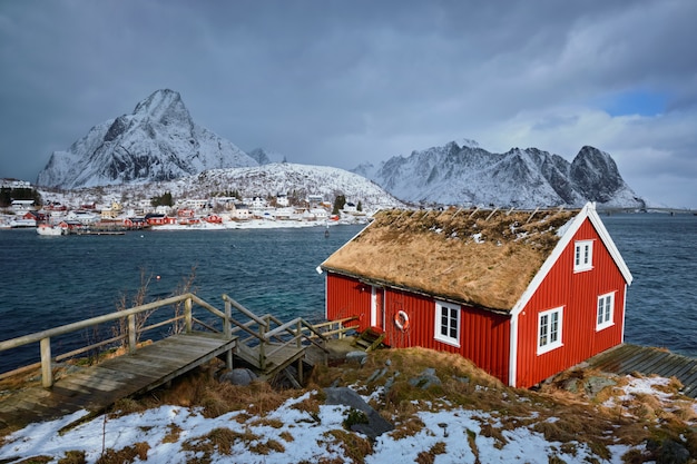 Lofoten 섬에 Reine 마에서 전통적인 빨간 rorbu 집