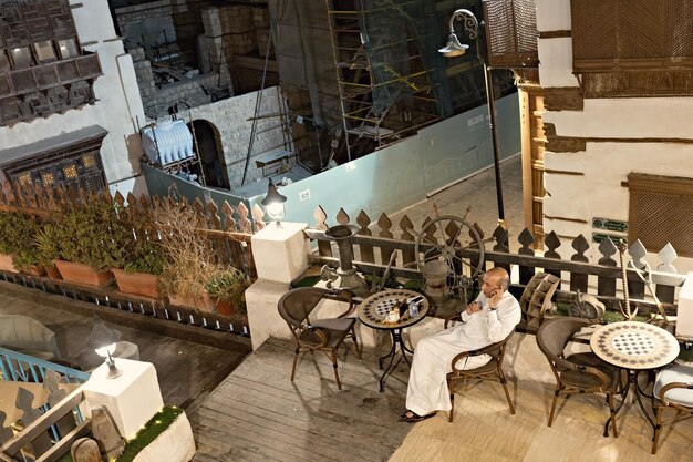 사우디아라비아 제다(Jeddah) 저녁 전망의 역사적인 마을에 있는 전통 옥상 카페