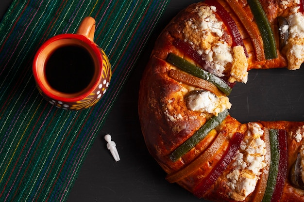 写真 伝統的なロスカ デ レイエスのパン。メキシコとラテンアメリカのお祝い