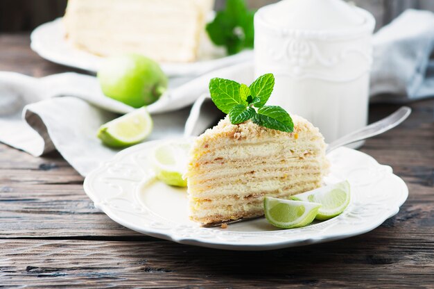 Photo traditional russian cake medovik with honey