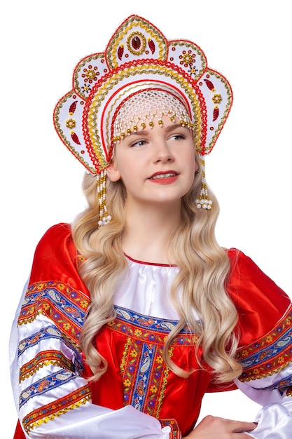 Фото Традиционный русский народный костюм портрет молодой красивой блондинки в красном платье изолирован на белом фоне
