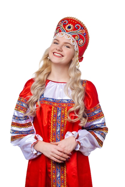 白い背景に孤立した赤いドレスを着た美しい金 ⁇ の女の子の伝統的なロシアの民俗衣装の肖像画
