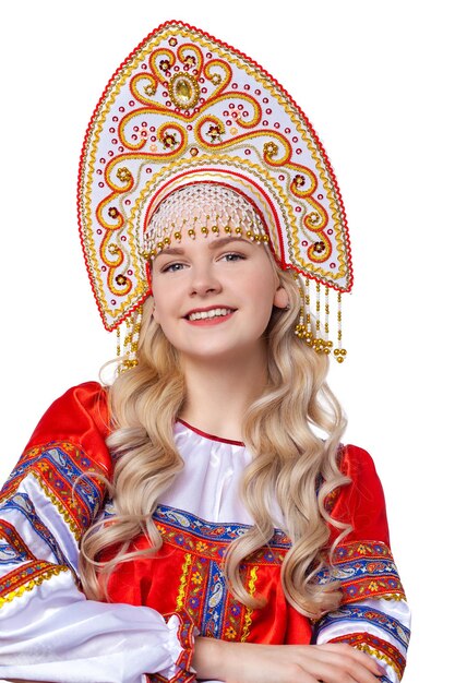 Традиционный русский народный костюм портрет молодой красивой блондинки в красном платье изолирован на белом фоне
