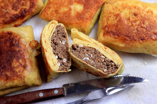 Foto frittelle russe tradizionali o blini con cagliata. frittelle ripiene di cuore o carne tritati