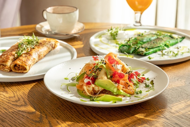 Frittelle di pasticceria tradizionale russa per maslenitsa frittelle con frittelle di salmone con frittelle di miele per colazione