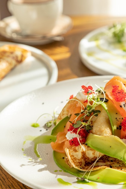 Frittelle di pasticceria tradizionale russa per maslenitsa frittelle con frittelle di salmone con frittelle di miele per colazione