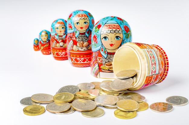伝統的なロシアのおもちゃマトリョーシカとお金白い背景