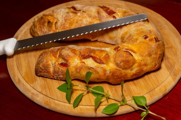 Foto tradizionale pane rustica mortadella su tavola di legno in focus selettivo