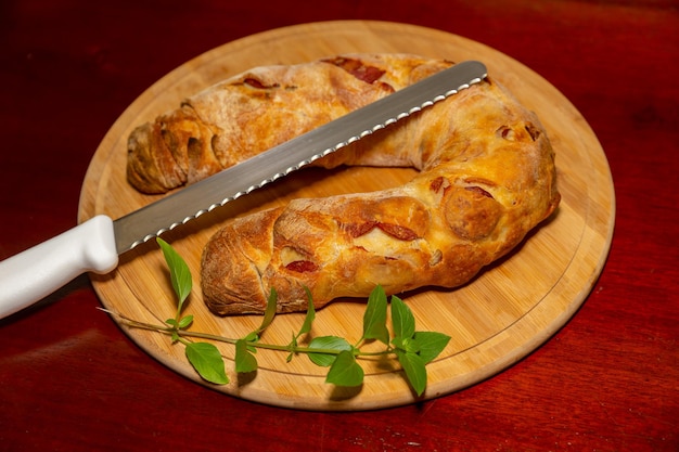 Foto tradizionale pane rustica mortadella su tavola di legno in focus selettivo