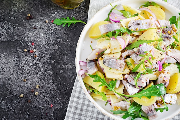 Традиционный салат из филе сельди, свежих яблок, красного лука и картофеля.