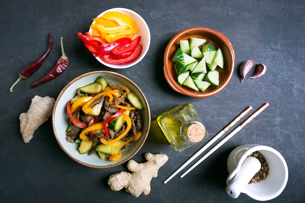 Photo traditional salad of uighur cuisine with beef and vegetables