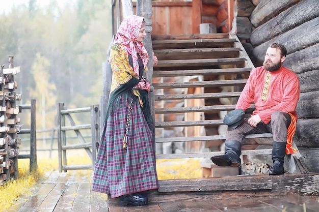소박한 스타일의 전통적인 슬라브 의식. 여름에 야외. 슬라브 마을 농장. 우아한 옷을 입은 농부들.