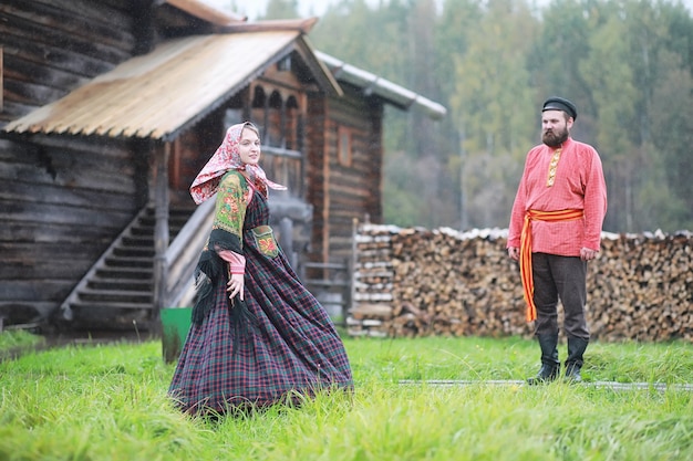 소박한 스타일의 전통적인 슬라브 의식. 여름에 야외. 슬라브 마을 농장. 우아한 옷을 입은 농부들.