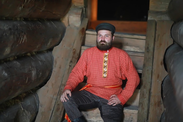 Foto rituali slavi tradizionali in stile rustico. all'aperto in estate. fattoria del villaggio slavo. contadini in abiti eleganti.