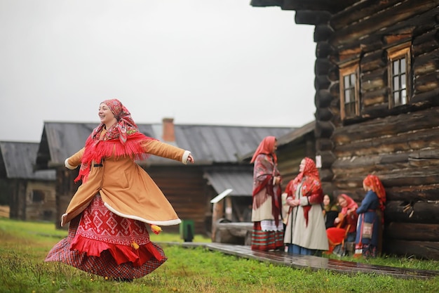 Foto rituali slavi tradizionali in stile rustico all'aperto in estate fattoria villaggio slavo contadini in abiti eleganti